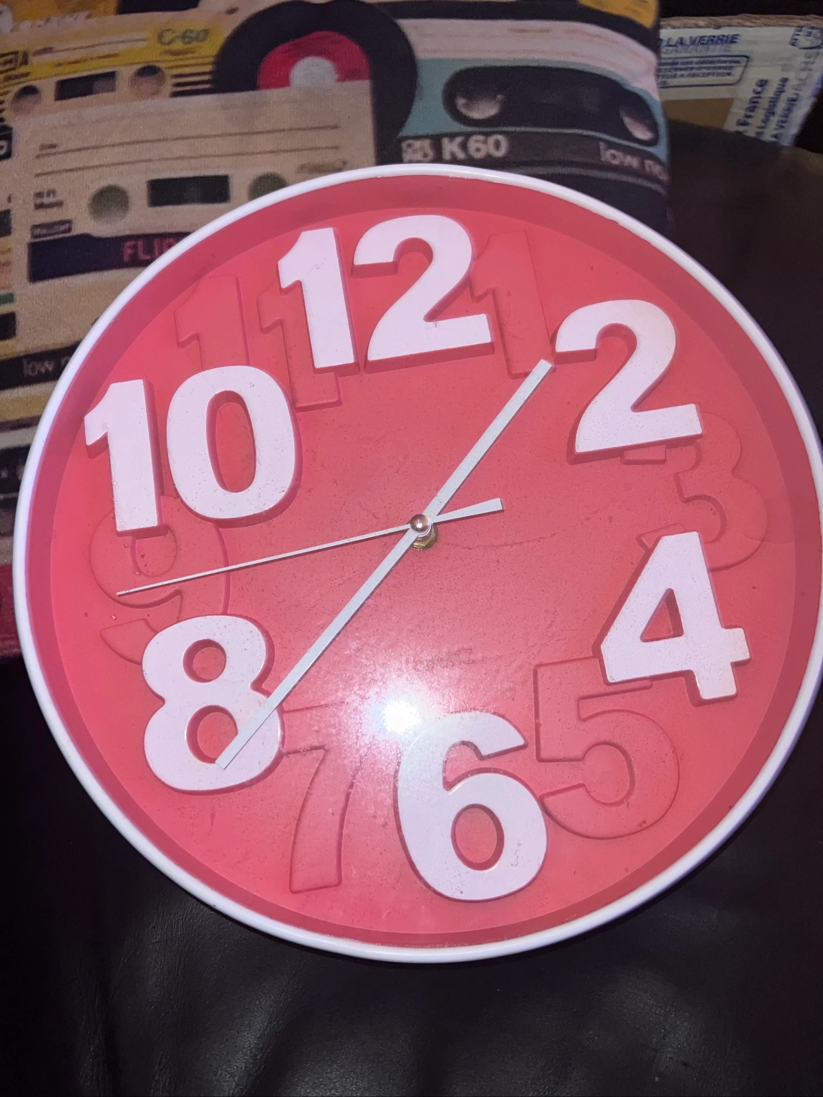 Horloge murale design rouge vif - Style contemporain - Très bon état